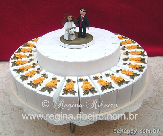 Sugesto de bolo para casamento com flores em quilling - Clique pra ver a caixinha